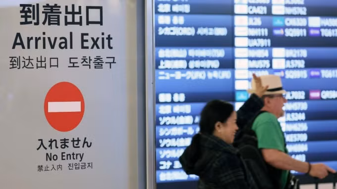 Cổng đến tại sân bay Haneda ở Tokyo. Nhật Bản đang thực hiện một chương trình cho phép khách doanh nhân ngắn hạn từ một số vùng lãnh thổ châu Á - Thái Bình Dương nhập cảnh miễn kiểm dịch. Ảnh: japantimes