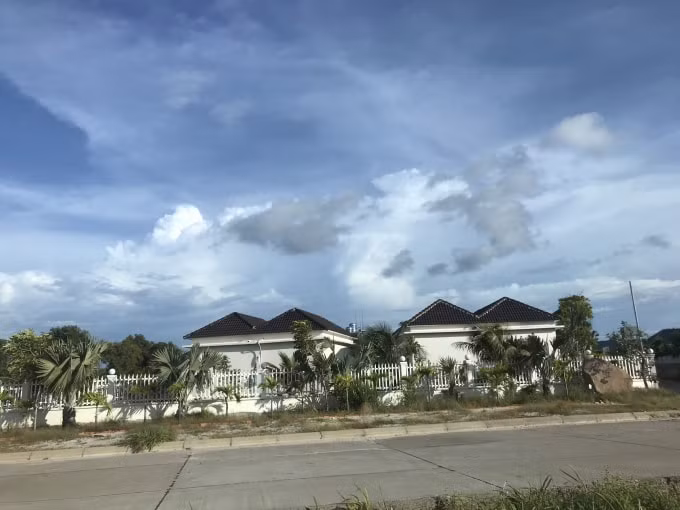 Hàng loạt công trình xây dựng vi phạm kiên cố trên đất dự án.