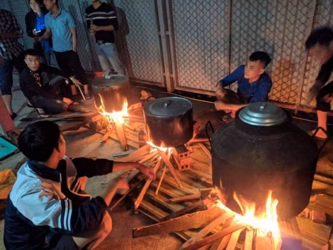 Người dân Nghệ An nổi lửa nấu bánh chưng gửi vào vùng lũ Hà Tĩnh, Quảng Bình.
