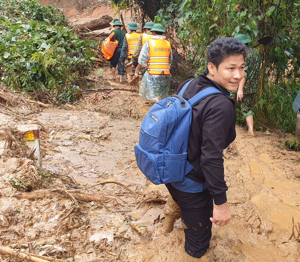 Phóng viên Quốc Nam - Báo Tuổi trẻ - một trong những phóng viên đầu tiên tiếp cận hiện trường ở Cửa Trời, bản Cợp, xã Hướng Phùng. Khi các anh lội được đến đoạn giữa suối thì ngay sau lưng có 3 đồng chí biên phòng hét lên “Nước về, nước về, chạy mau, chạy mau”... Anh và đồng nghiệp cùng lao thật nhanh qua đó vì không có thời gian để lựa chọn và một đợt lũ quét, mang theo đất đá cây rừng từ trên cao đổ xuống.
