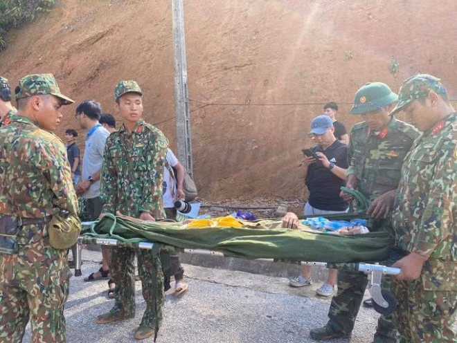 Bốn nạn nhân đầu tiên được đưa xuống Trung tâm Y tế huyện Bắc Trà My. Tất cả đều trong tình trạng đa chấn thương, các nạn nhân tỉnh táo. Ảnh: 24h.com.vn
