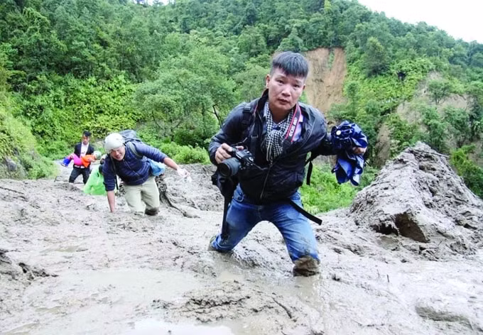 Phóng viên tác nghiệp trên mọi mặt trận, không ngại gian khó để đem đến những thông tin thiết thực cho độc giả. Ảnh: T.L.