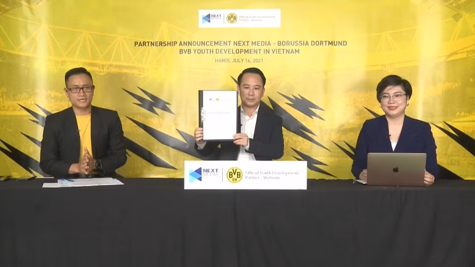 Buổi lễ ký kết trực tuyến hợp tác giữa Next Media và Dortmund. Ảnh: BTC
