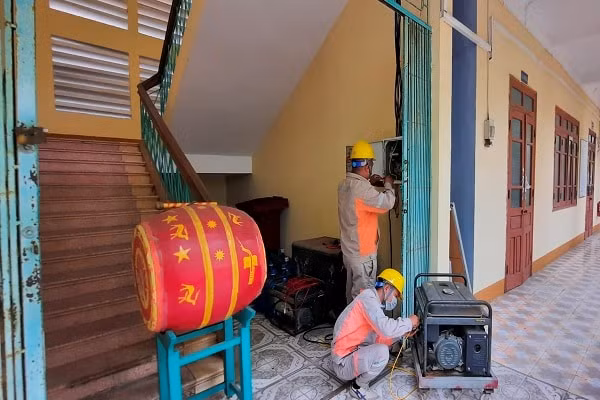 Máy phát điện được chuẩn bị tại các điểm thi ở Quảng Ninh.