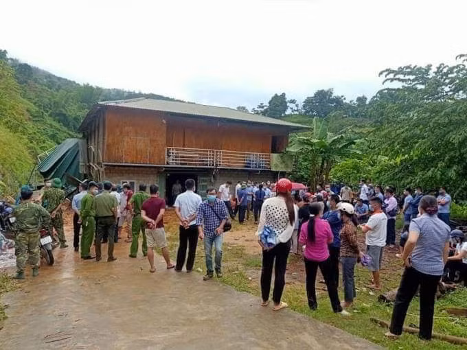 Ngôi nhà bị đất đá sạt xuống khiến 1 người tử vong (Ảnh: Trọng Toan).