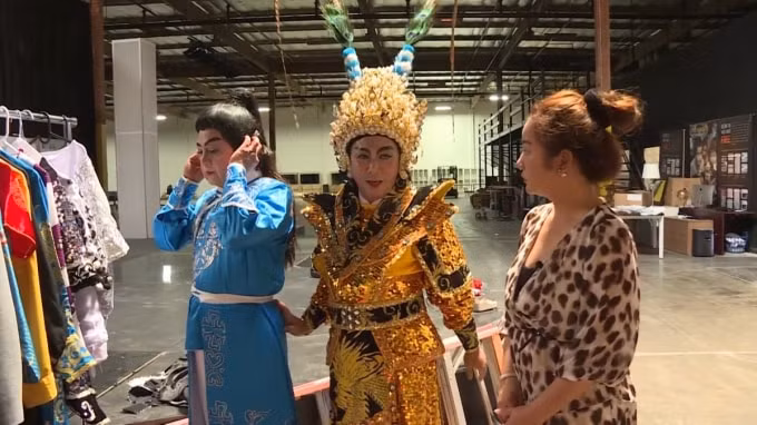 Lê Tín là nghệ sĩ gắn bó với sân khấu cải lương và đang tiếp tục duy trì đam mê này trên đất Mỹ.