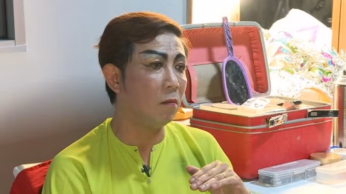 Anh không may mắn như nhiều ngôi sao khác khi phải vất vả mưu sinh nơi xứ người, đàn anh chơi xấu và bạn diễn lừa nhiều lần.