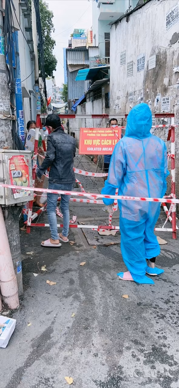 Vy đi đến tận các khu phong toả để giúp đỡ cho người khó khăn