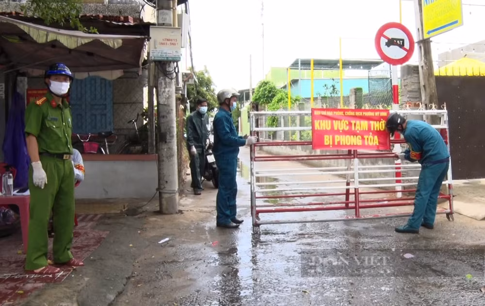 Hình ảnh lực lượng chức năng tiến hành phong tỏa khu dân cư tại hẻm 116, khu phố 3, phường Mỹ Bình, TP.Phan Rang-Tháp Chàm. Ảnh: danviet.vn