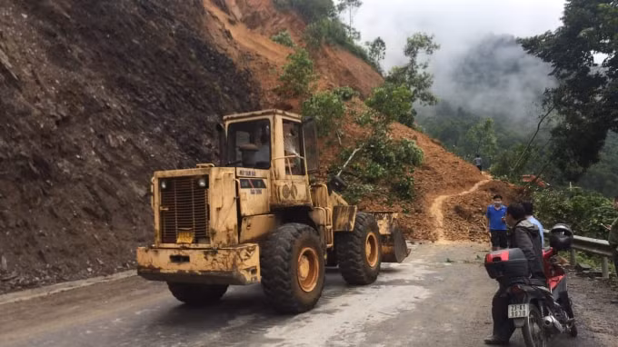 Mưa lớn gây ra một vụ sạt lở tại Km19+170 Quốc lộ 4C đoạn qua địa phận huyện Quản Bạ, tỉnh Hà Giang vào ngày 3/7 vừa qua khiến giao thông khu vực bị chia cắt. Ảnh: TL