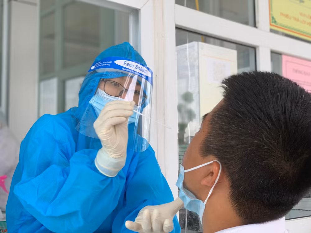 Nhân viên y tế lấy mẫu xét nghiệm Covid-19 cho người dân. Ảnh: minh họa
