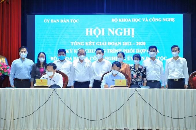 Tại hội nghị, Bộ trưởng, Chủ nhiệm Ủy ban Dân tộc Hầu A Lềnh và Bộ trưởng Bộ KH&CN Huỳnh Thành Đạt đã ký kết Chương trình phối hợp hoạt động giữa Bộ KH&CN và Ủy ban Dân tộc, giai đoạn 2021-2025.