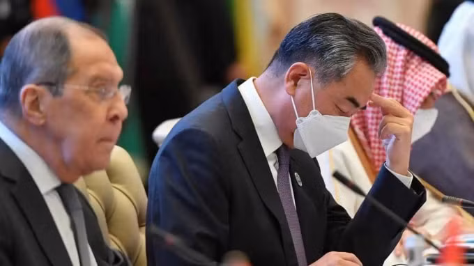 Ngoại trưởng Nga Sergey Lavrov (trái) và Ngoại trưởng Trung Quốc Vương Nghị tham dự hội nghị thượng đỉnh ở Tashkent, Uzbekistan, vào ngày 16 tháng 7. Các nước láng giềng của Afghanistan đang kêu gọi hỗ trợ kinh tế nhiều hơn cho nước này - Ảnh: Reuters