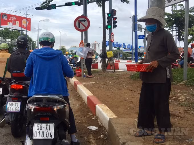 Trong số lao động tự do đã được hỗ trợ, có gần 1.500 người bán vé số dạo.