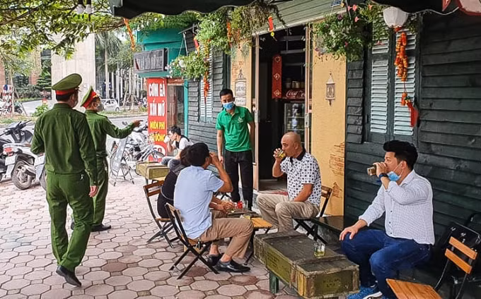 Để thực hiện tốt phòng chống dịch đại dịch Covid-19, Chính phủ đã yêu cầu các cơ sở kinh doanh không tu tập đông người. (Ảnh minh họa)