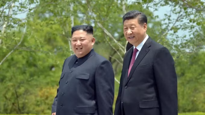 Chủ tịch Trung Quốc Tập Cận Bình (bên phải) gặp gỡ nhà lãnh đạo Triều Tiên Kim Jong Un trong năm 2019. Hai nhà lãnh đạo đã trao đổi thông điệp kêu gọi quan hệ song phương sâu sắc hơn - Ảnh: Nikkei