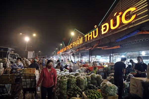 Theo Bộ trưởng Bộ Công Thương, TP.HCM muốn mở cửa chợ truyền thống cần phải đáp ứng 3 điều kiện, như tiêm vắc-xin cho tiểu thưởng, đảm bảo an toàn giãn cách;....