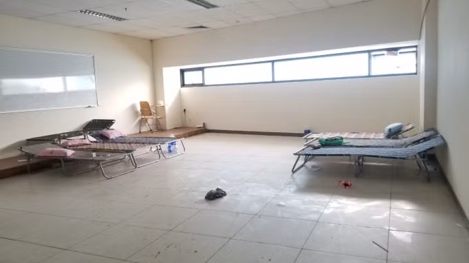 Các giường xếp trong phòng cách ly tại một khu cách ly tập trung không đảm bảo giãn cách. Ảnh: H.T
