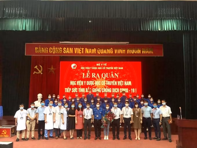 Lễ xuất quân đưa 36 cán bộ viên chức, sinh viên tham gia đoàn công tác hỗ trợ Bắc Giang phòng, chống dịch COVID-19.