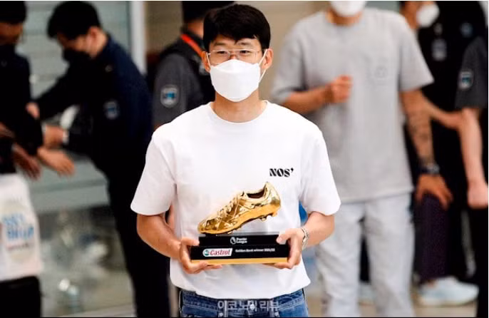 Son ẵm Chiếc giày vàng Ngoại hạng Anh về Hàn Quốc và được người dân quê nhà chào đón như một 