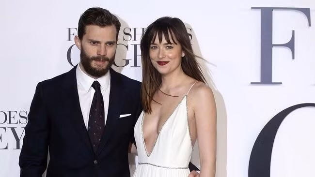 Nữ diễn viên Dakota Johnson và bạn diễn trong loạt phim “50 sắc thái” - Jamie Dornan nhận được sự yêu mến của khán giả/ Ảnh: Variety