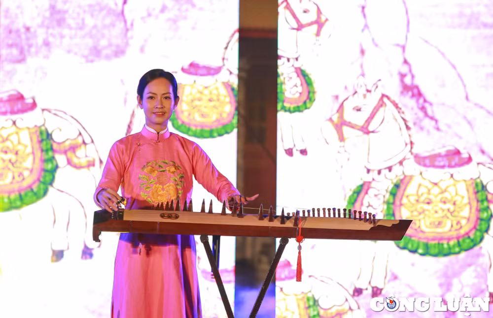 Từ âm sắc hoàng cung chuyển sang âm sắc các bài tân nhạc là một dòng chảy mang tính tiếp biến lịch sử. Bắt đầu âm hưởng mới, đã xuất hiện nhiều các ca khúc được viết về Huế, về sông Hương núi Ngự của các nhạc sĩ trong cả nước. Đặc biệt là những ca khúc sử dụng âm điệu cổ truyền Huế nhưng bằng những cảm xúc và phương tiện biểu hiện mới hơn.