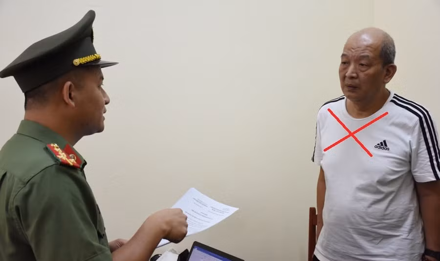 Cơ quan An ninh điều tra thi hành quyết định khởi tố vụ án, khởi tố bị can, bắt tạm giam đối tượng Lưu Trấn Nguyên. Ảnh: CATH