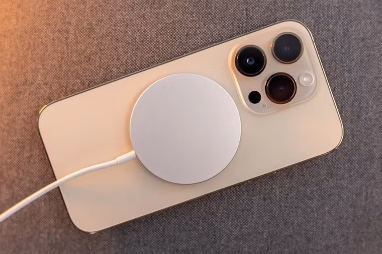 iphone 14 pro va 14 pro max gap su co khi sac pin hinh 1