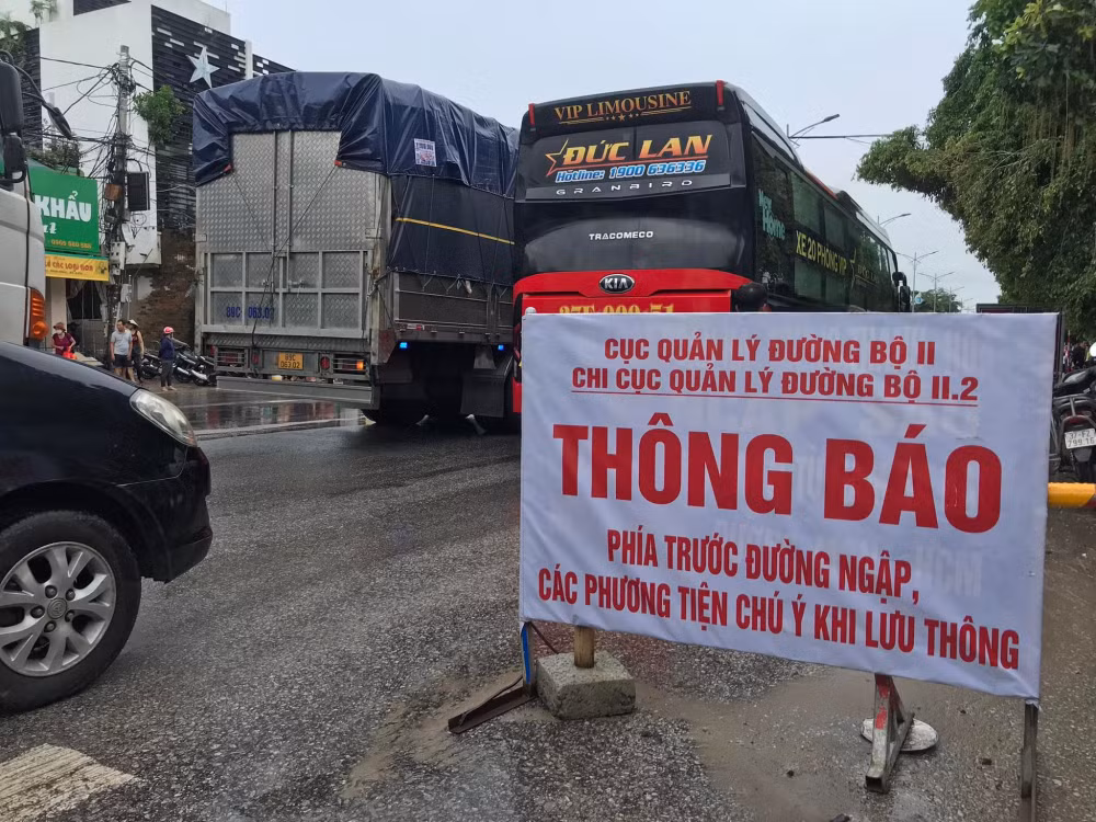 quoc lo 1a ngap sau giao thong ach tac o cua ngo mien trung hinh 2