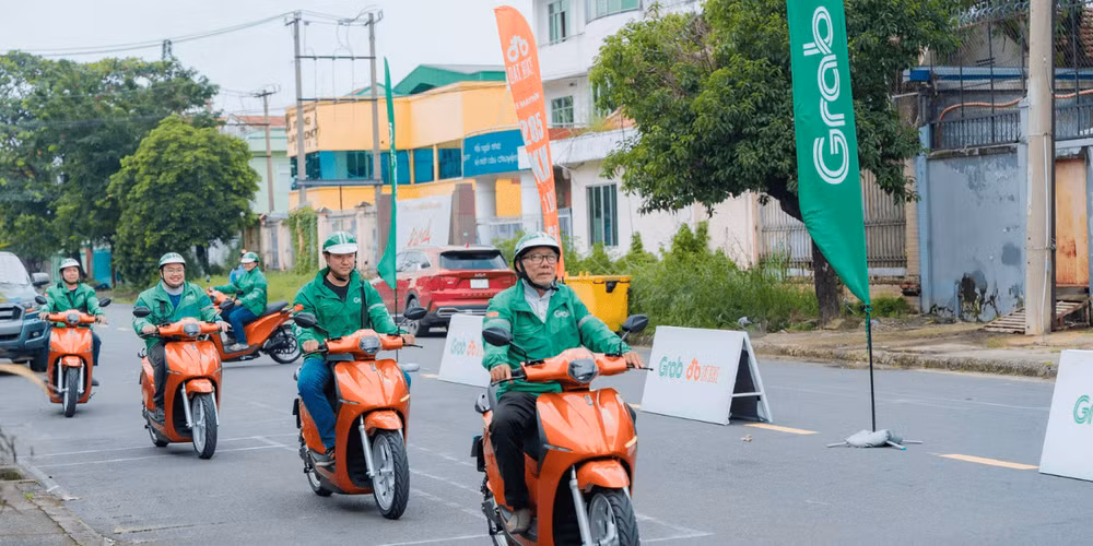 cac-doi-tac-tai-xe-grab-hao-hung-trai-nghiem-xe-may-dien-dat-bike.png