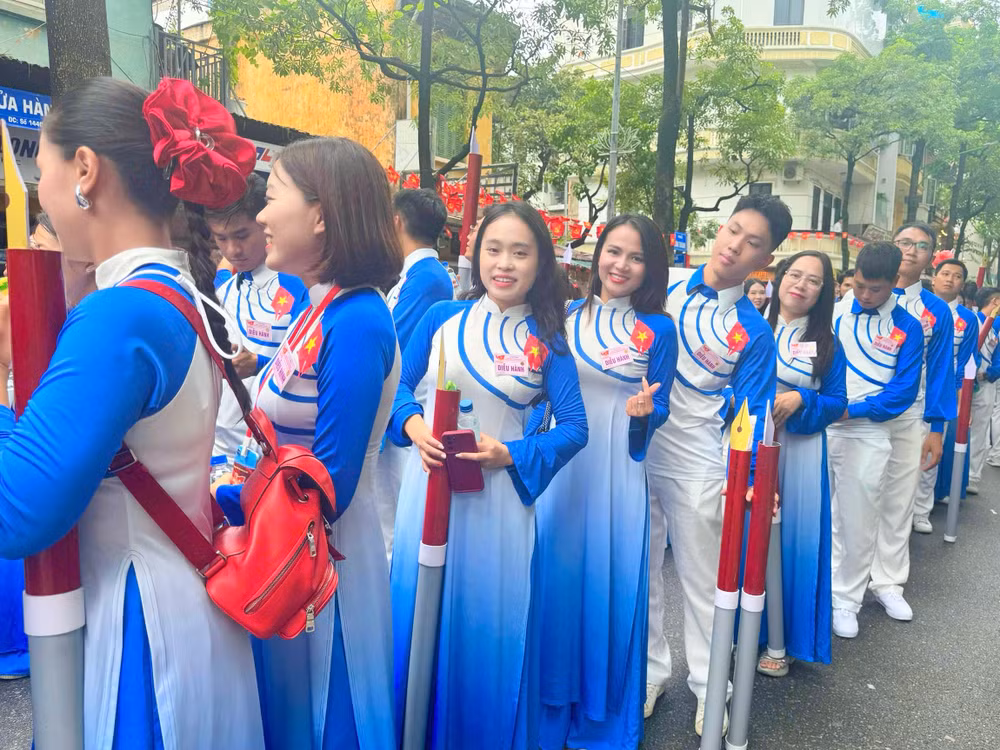 Khối Báo chí cách mạng Việt Nam tham gia hợp luyện diễu binh, diễu hành lần 2 chuẩn bị cho Quốc khánh 2/9, trong không khí trang nghiêm và sự cổ vũ nhiệt tình của người dân.