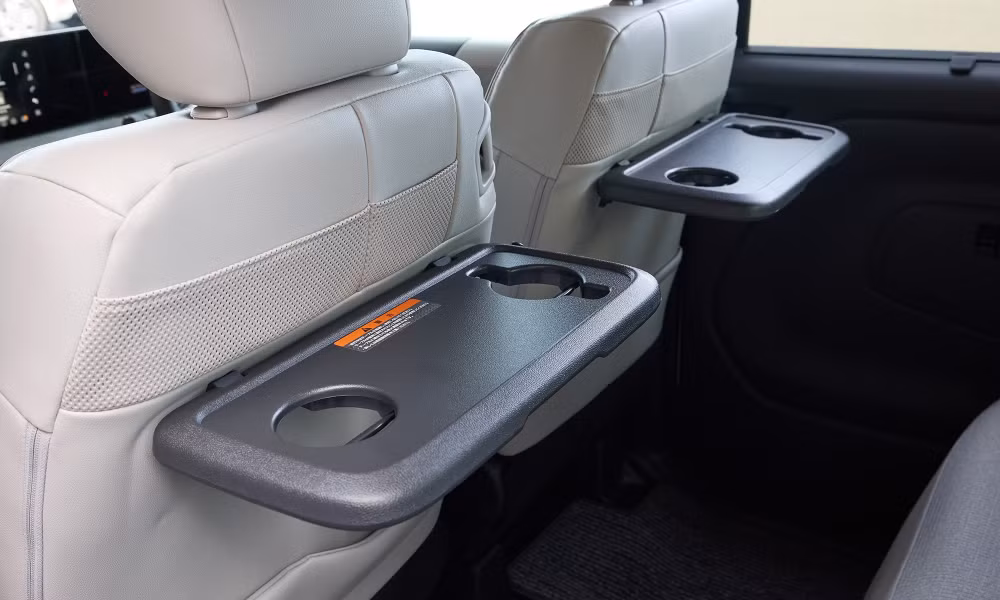 Không gian phía sau rộng rãi, có kệ để đồ gắn ở hàng ghế trước - Ảnh: Nissan