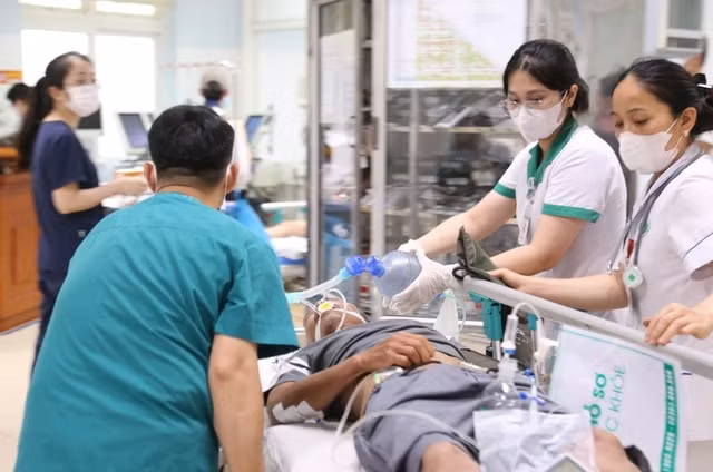 Đội cấp cứu lưu động Nghệ An trực chiến bão số 5- Ảnh 1.