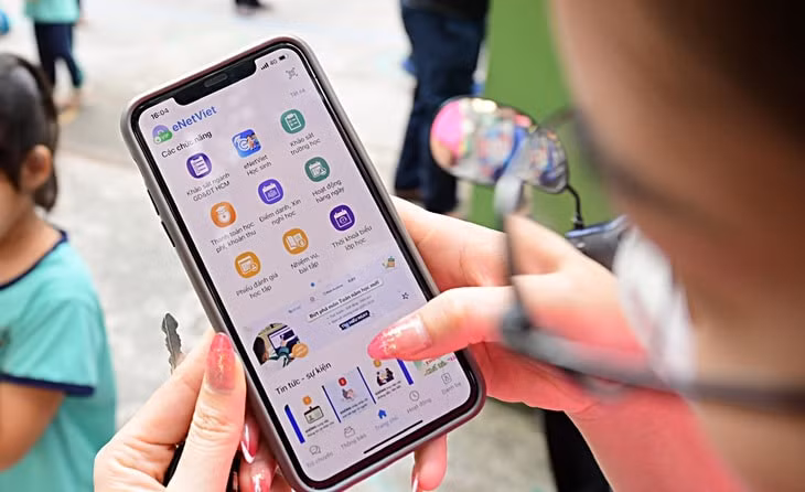 Đóng phí sổ liên lạc điện tử 100.000 đồng, mỗi năm nhận được 10 tin nhắn - Ảnh 1.