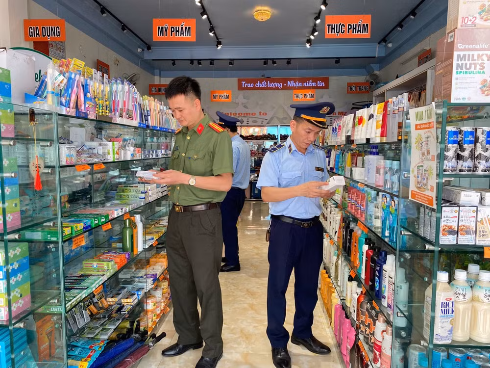 Đội QLTT số 6 phối hợp với các lực lượng kiểm tra hộ kinh doanh trên địa bàn thành phố Lạng Sơn, tỉnh Lạng Sơn