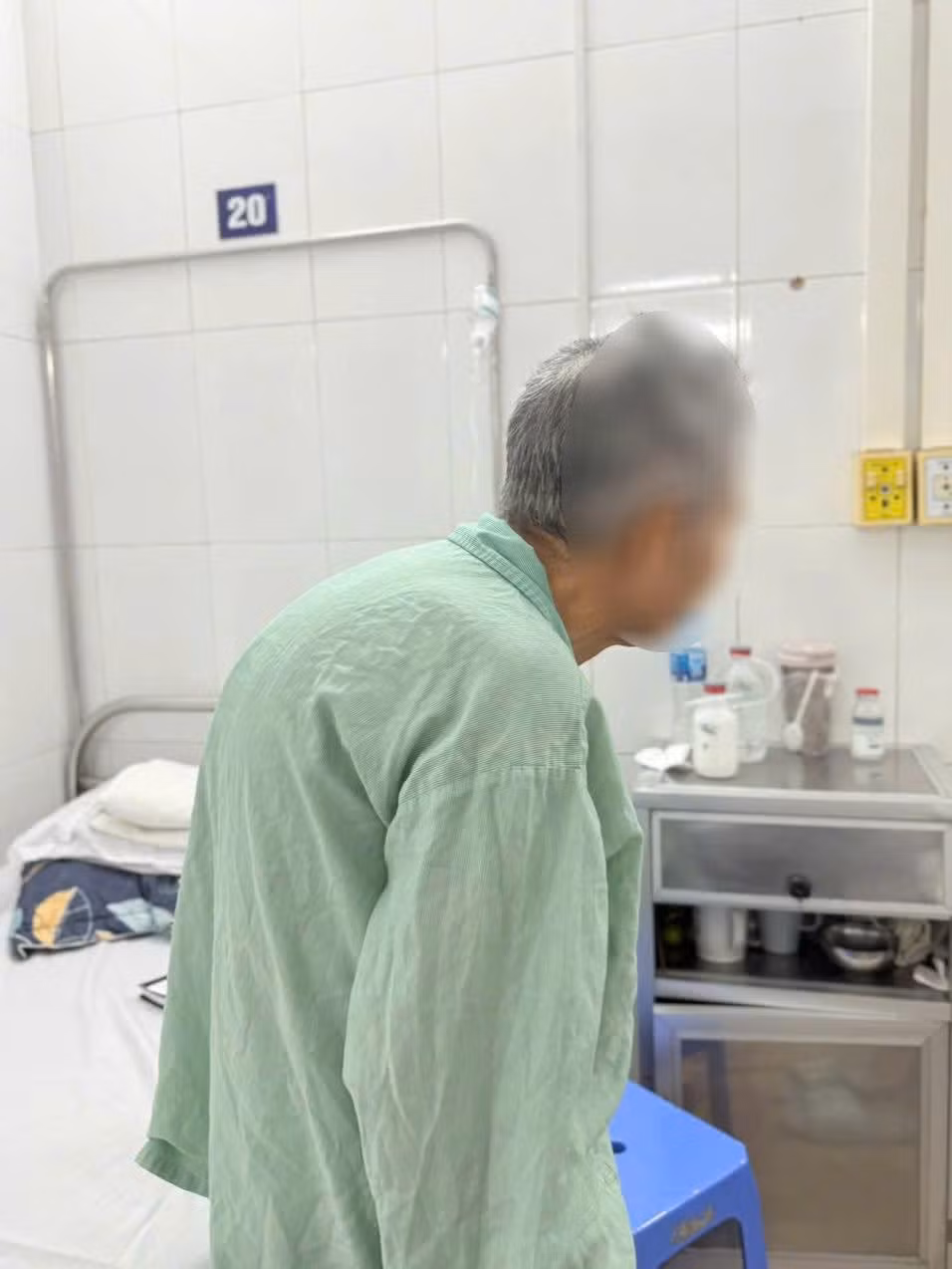 Bệnh nhân 'nửa nằm, nửa ngồi' trong ca phẫu thuật ung thư dạ dày- Ảnh 1.