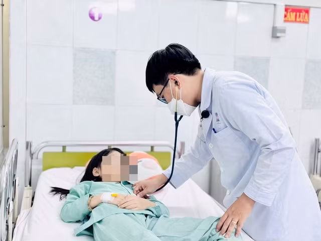 Ăn phải kẹo tẩm cần sa, hai chị em ở TPHCM nhập viện cấp cứu- Ảnh 1.