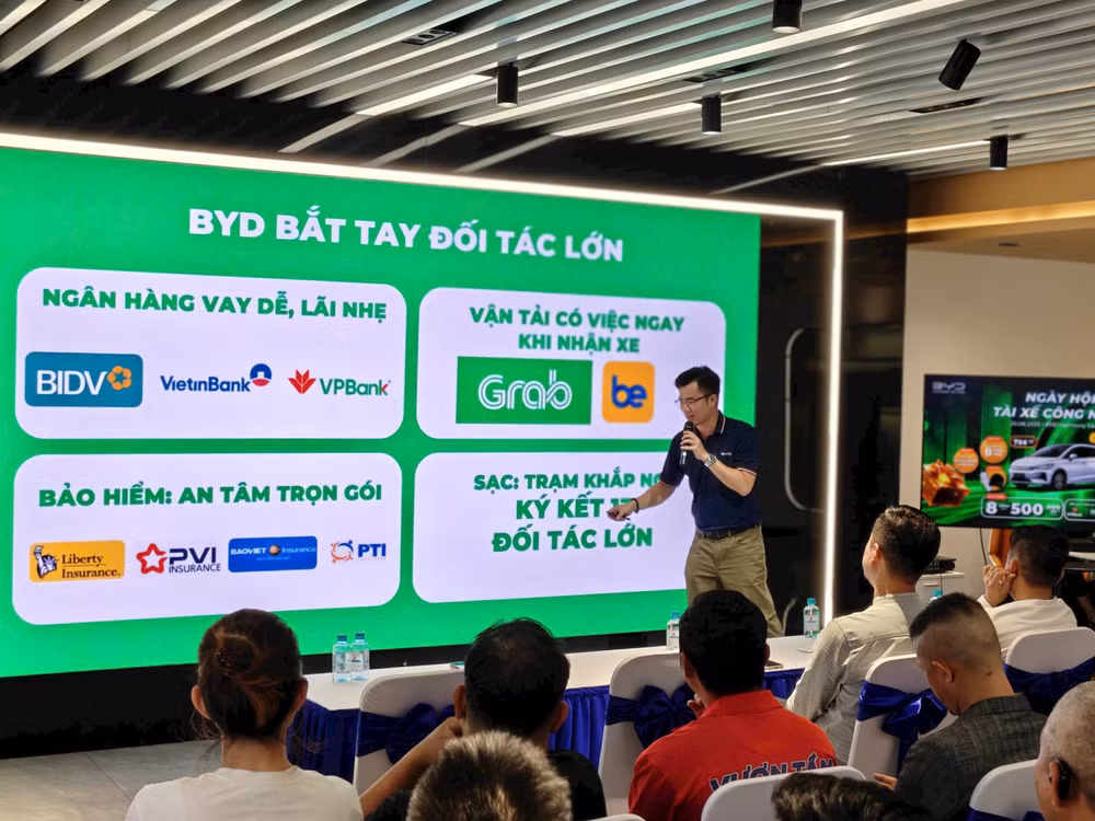 Ông Huỳnh Tấn Mỹ chia sẻ với khách hàng dịch vụ về hệ thống đại lý BYD trên toàn quốc.