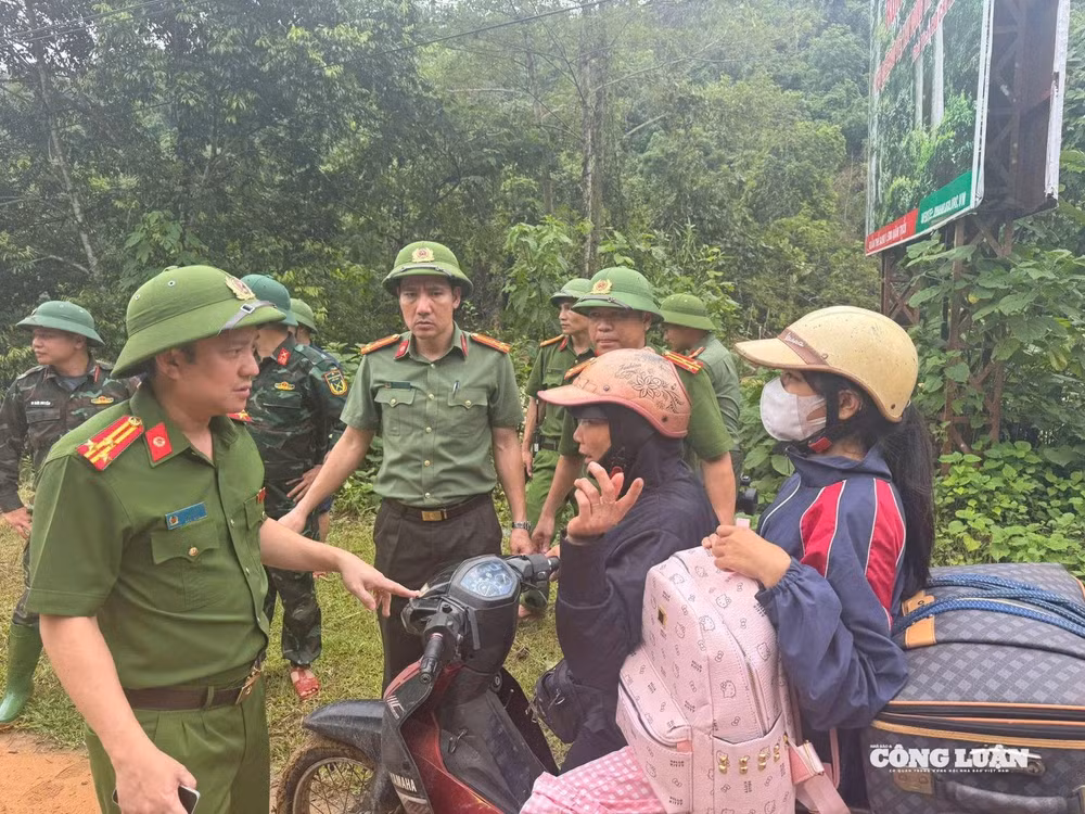 Thượng tá Trần Thái Quang Hoàng, Phó Giám đốc Công an tỉnh thăm hỏi, động viên người dân xã Yên Nhân