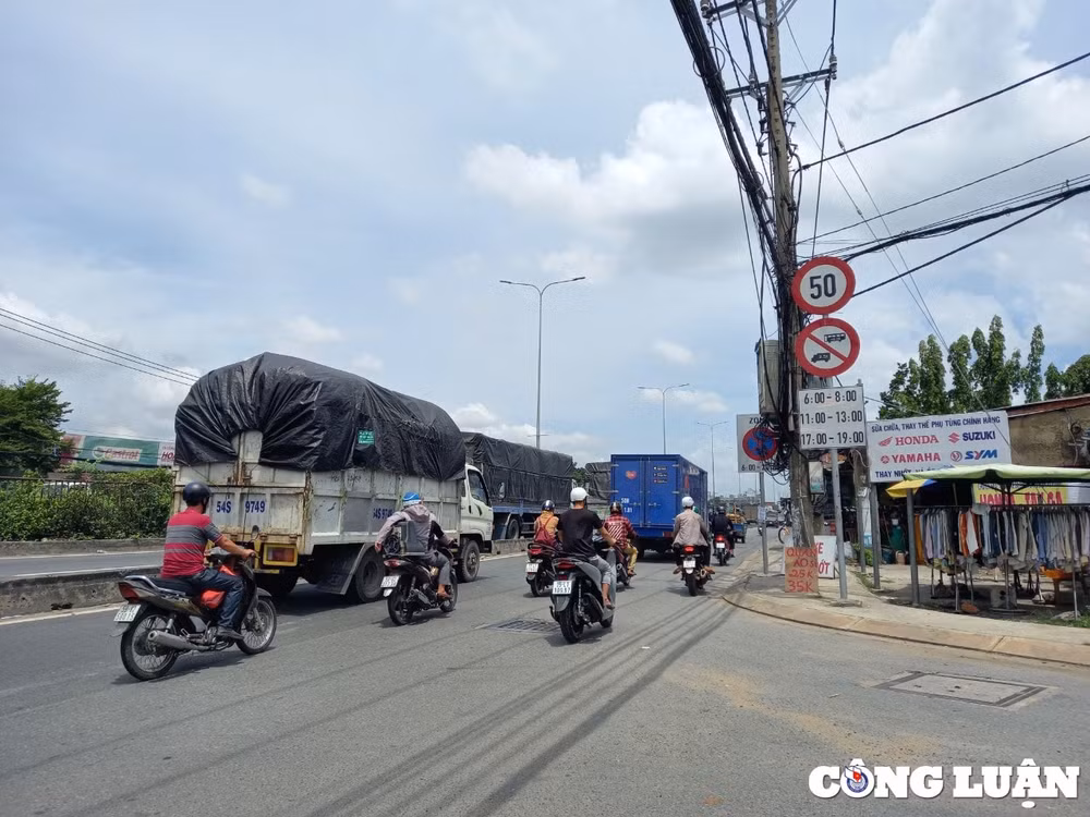 bat chap khung gio cam o to chay lan lan khien nguoi dan am anh hinh 1