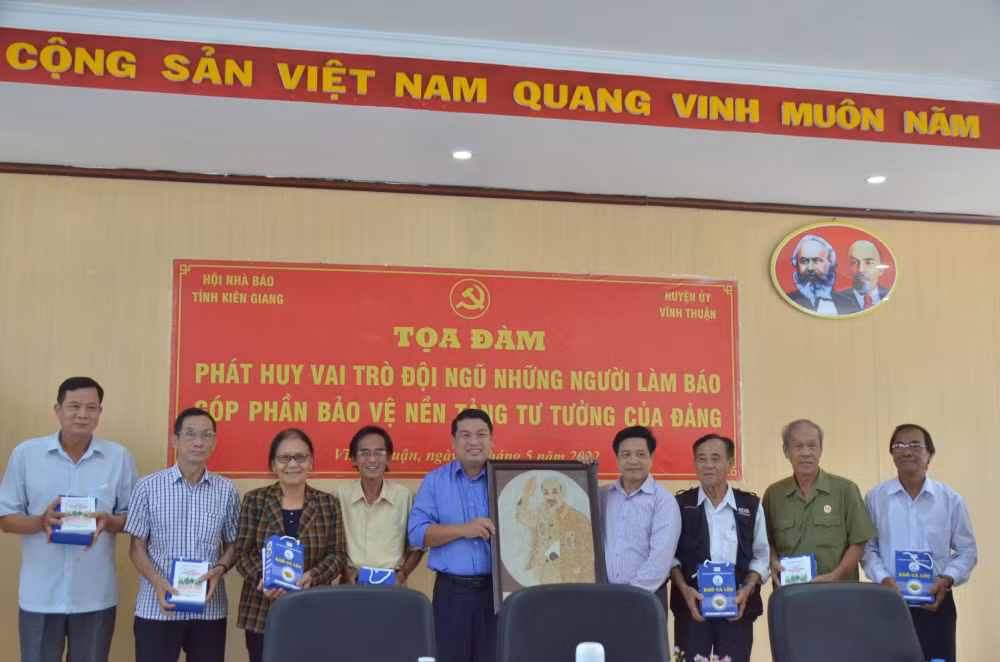 hoi nha bao tinh kien giang to chuc ve nguon tham lai chien truong xua tai vung u minh thuong hinh 2