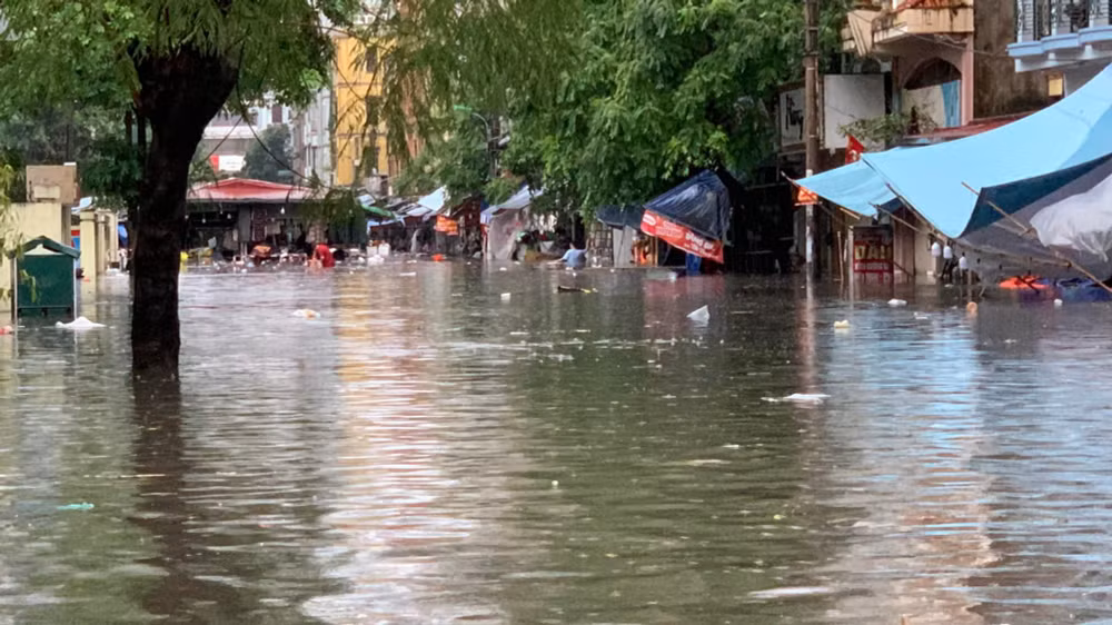 mua to bat thuong lam nhieu duong pho ha noi chim sau trong bien nuoc hinh 4