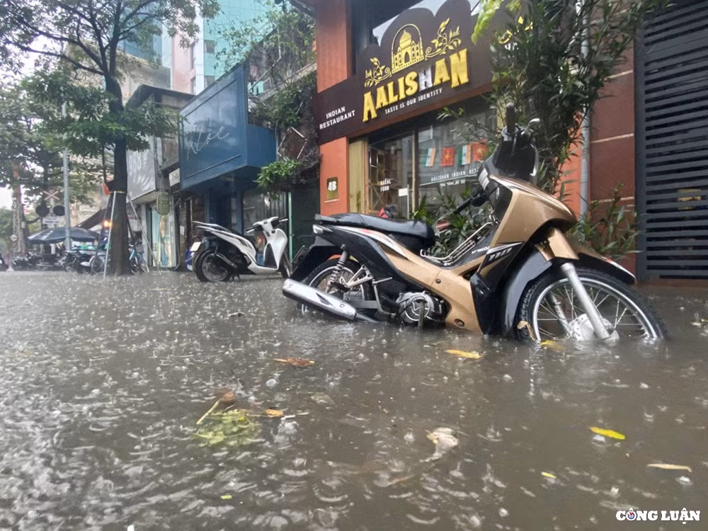 mua to bat thuong lam nhieu duong pho ha noi chim sau trong bien nuoc hinh 11