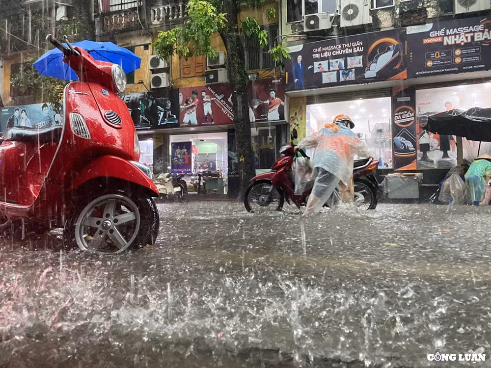 mua to bat thuong lam nhieu duong pho ha noi chim sau trong bien nuoc hinh 10