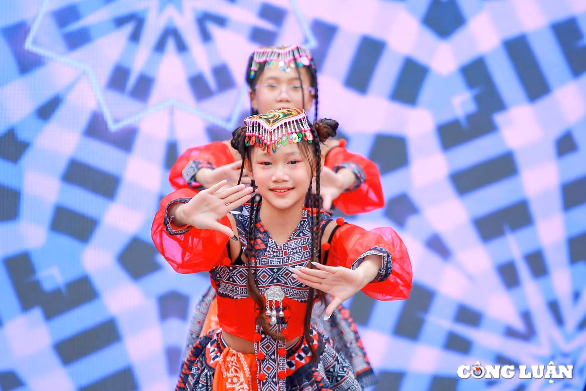 ha noi ngam dan nghe si nhi bieu dien vu dieu san truong hinh 9