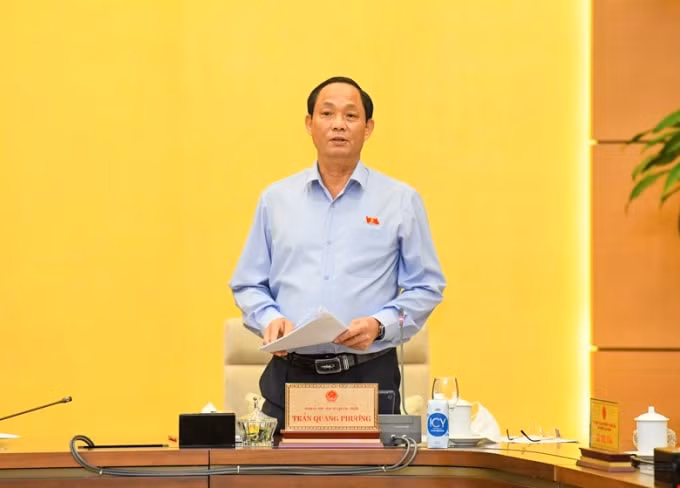 Phó Chủ tịch Quốc hội Trần Quang Phương điều hành nội dung làm việc phiên họp buổi chiều ngày 17/8 của UBTVQH.