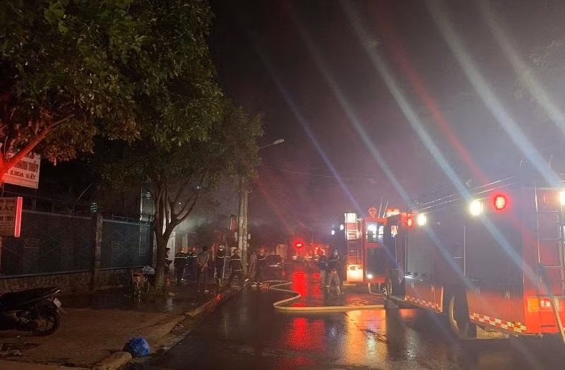 Lực lượng Phòng cháy chữa cháy nhanh chóng tới hiện trường sau khi nhận tin báo. Ảnh: vietnamnet