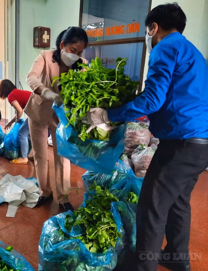 Dù đứng ở vai trò lãnh đạo, anh Duy không ngại tiếp xúc, tận tay thực hiện những công việc dù là nhỏ nhất