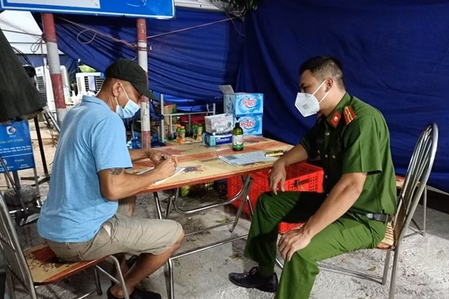 Hình ảnh lực lượng công an làm việc với người sử dụng giấy xét nghiệm giả tại chốt A06. Ảnh: Công an tỉnh Hải Dương