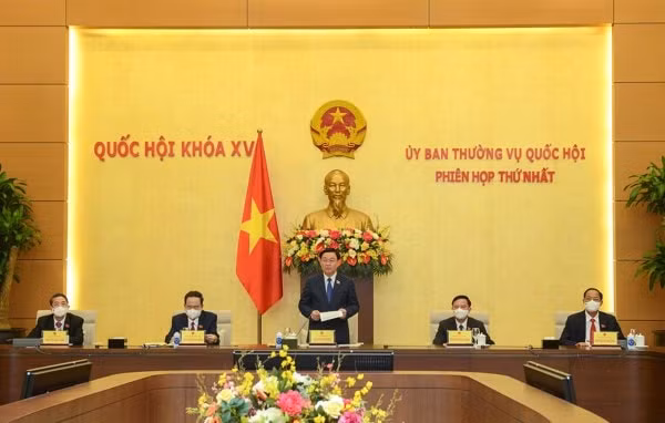 Chủ tịch Quốc hội Vương Đình Huệ phát biểu tại Phiên họp thứ nhất của Uỷ ban Thường vụ Quốc hội khoá XV, tháng 7/2021